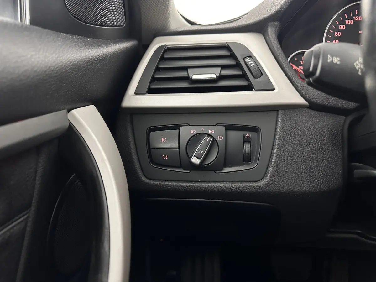 320d EDE Corporate Lease Essential Aut. *PANO | FULL-LEATHER | FULL-LED | NAVI-FULLMAP | HEATED-COMFORTSEATS | HIFI-SOUND | ECC | PDC | CRUISE | 16''ALU*