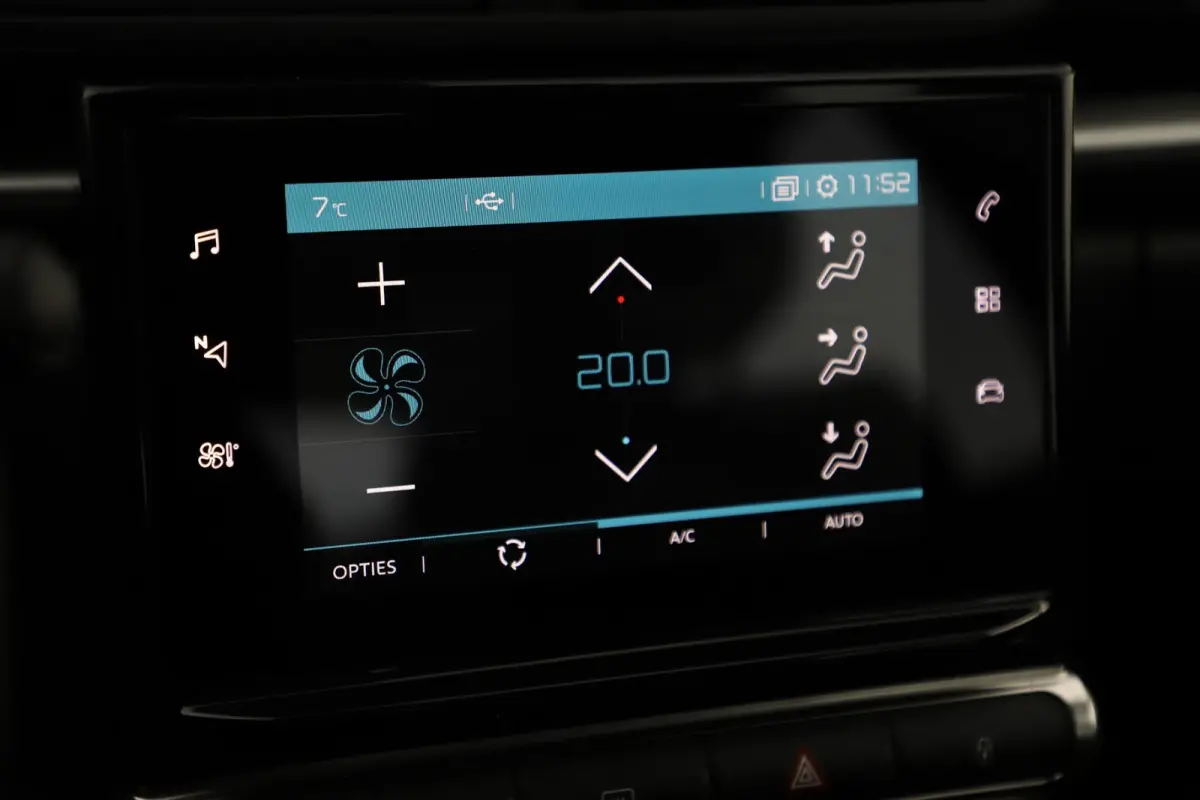 1.2 PureTech Feel Navigatie Carplay Android Climate Cruise Control Rijstrooksensor Parkeersensor All-season banden!