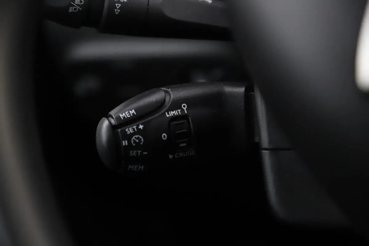 1.2 PureTech Feel Navigatie Carplay Android Climate Cruise Control Rijstrooksensor Parkeersensor All-season banden!
