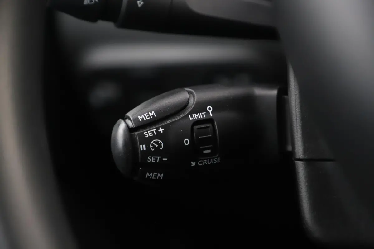 1.2 PureTech Feel Navigatie Carplay Android Climate Cruise Control Rijstrooksensor Parkeersensor All-season banden!