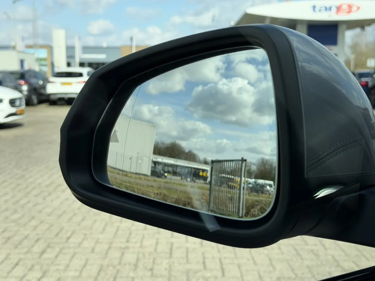 sDrive20i M Sport Panoramadak Stuurwielverwarming Massage 19 Inch Keyless Entry ACC Harman-Kardon Sound 360 Gr Camera Keyless Entry Head-Up Display