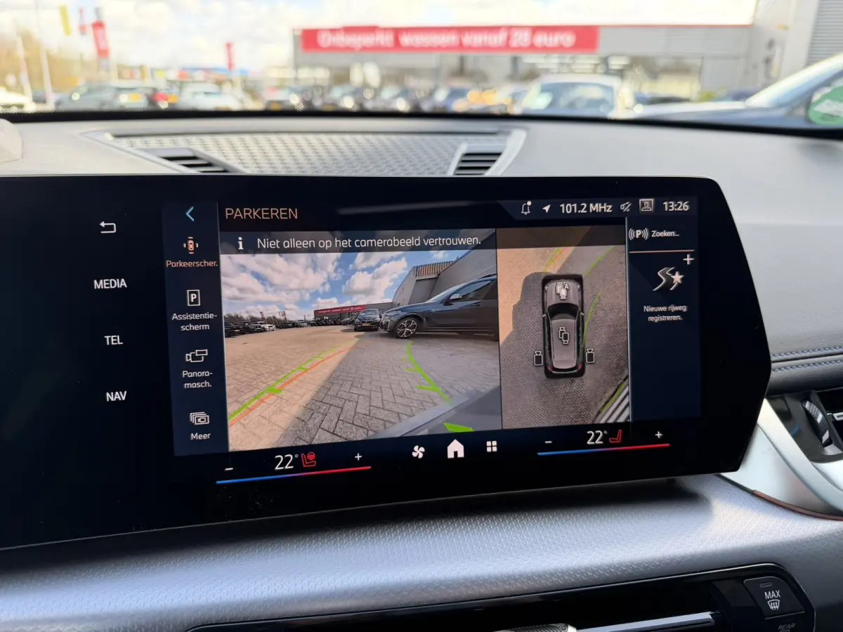 sDrive20i M Sport Panoramadak Stuurwielverwarming Massage 19 Inch Keyless Entry ACC Harman-Kardon Sound 360 Gr Camera Keyless Entry Head-Up Display