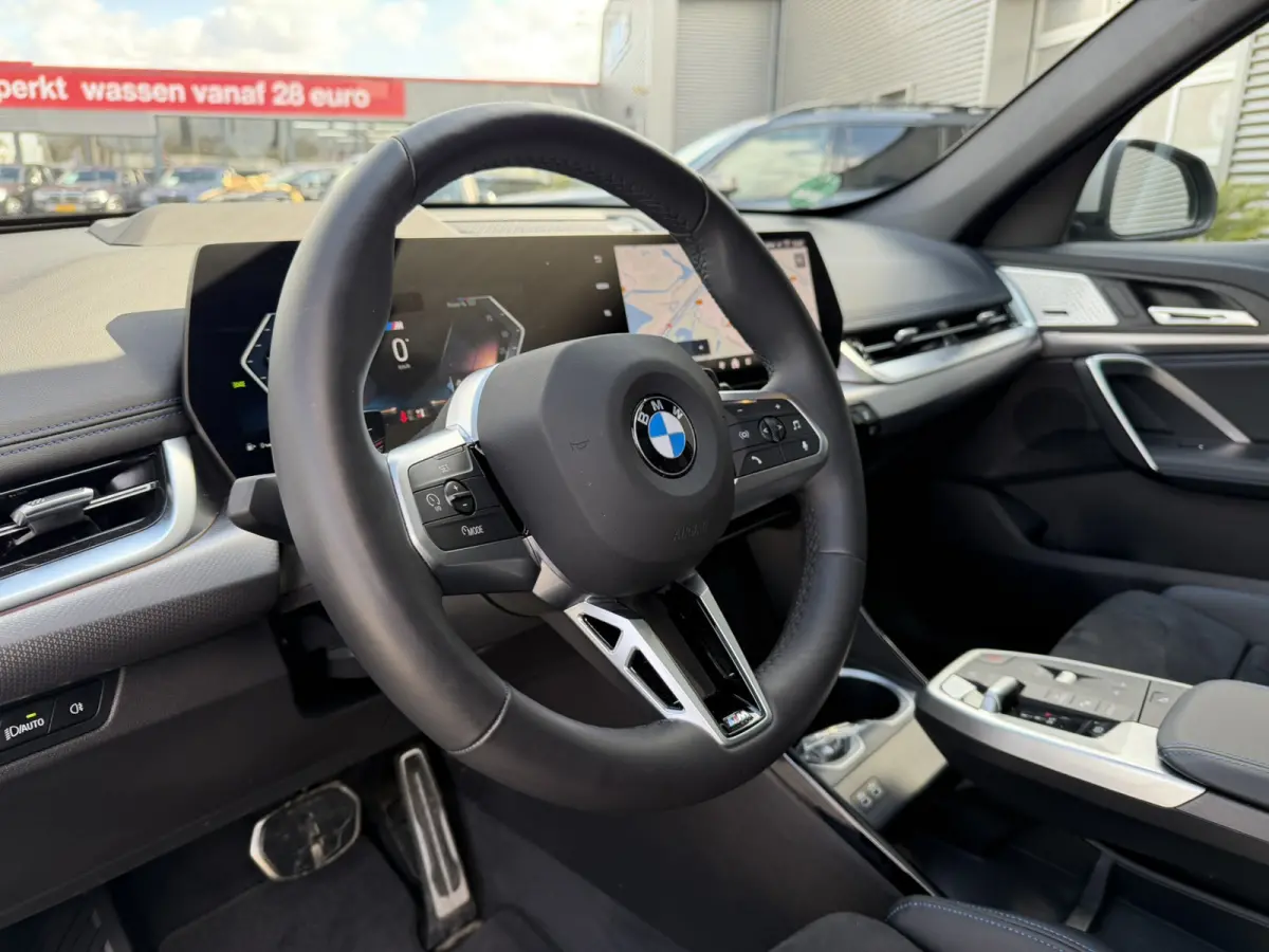 sDrive20i M Sport Panoramadak Stuurwielverwarming Massage 19 Inch Keyless Entry ACC Harman-Kardon Sound 360 Gr Camera Keyless Entry Head-Up Display