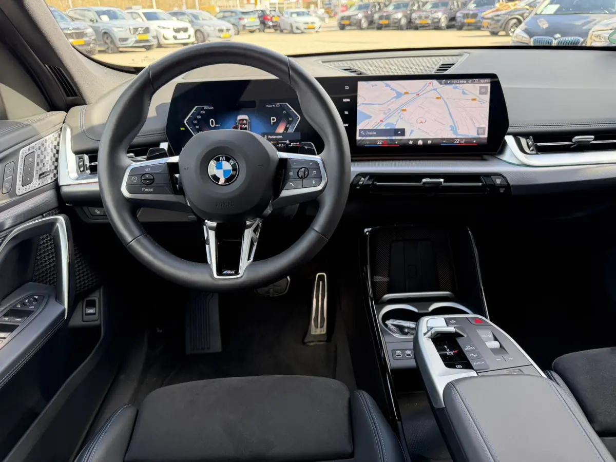 sDrive20i M Sport Panoramadak Stuurwielverwarming Massage 19 Inch Keyless Entry ACC Harman-Kardon Sound 360 Gr Camera Keyless Entry Head-Up Display
