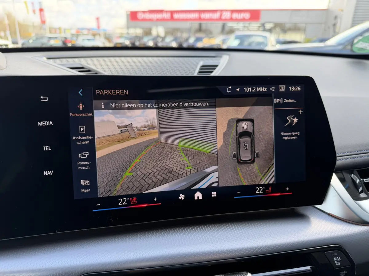 sDrive20i M Sport Panoramadak Stuurwielverwarming Massage 19 Inch Keyless Entry ACC Harman-Kardon Sound 360 Gr Camera Keyless Entry Head-Up Display