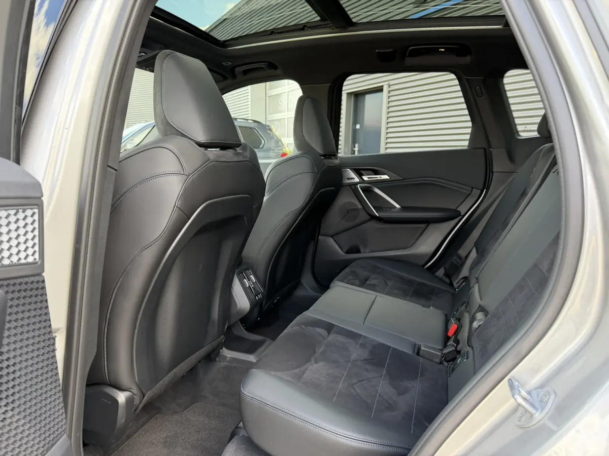 sDrive20i M Sport Panoramadak Stuurwielverwarming Massage 19 Inch Keyless Entry ACC Harman-Kardon Sound 360 Gr Camera Keyless Entry Head-Up Display