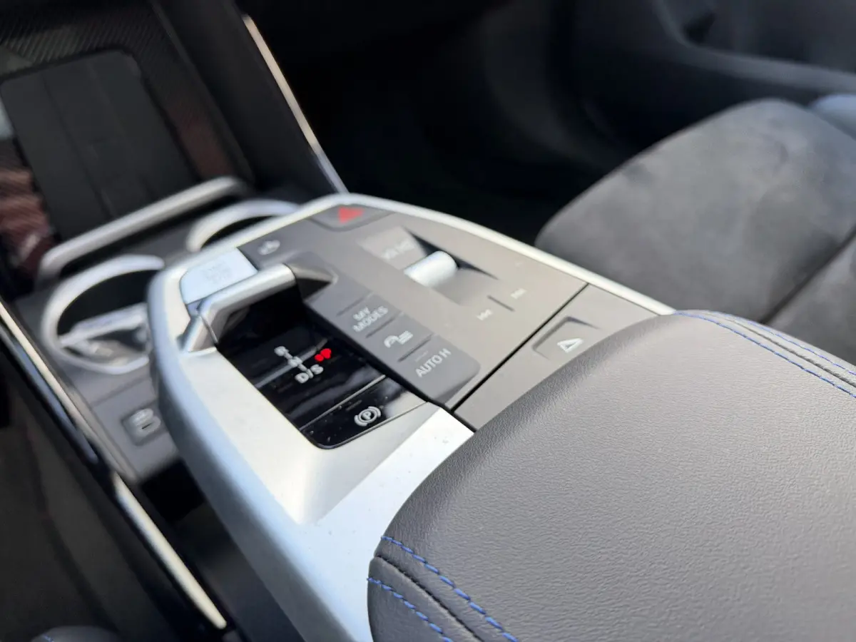 sDrive20i M Sport Panoramadak Stuurwielverwarming Massage 19 Inch Keyless Entry ACC Harman-Kardon Sound 360 Gr Camera Keyless Entry Head-Up Display