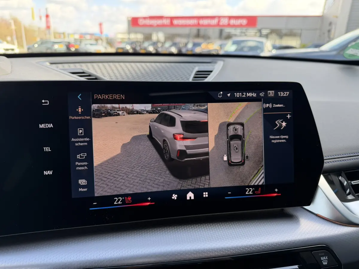 sDrive20i M Sport Panoramadak Stuurwielverwarming Massage 19 Inch Keyless Entry ACC Harman-Kardon Sound 360 Gr Camera Keyless Entry Head-Up Display