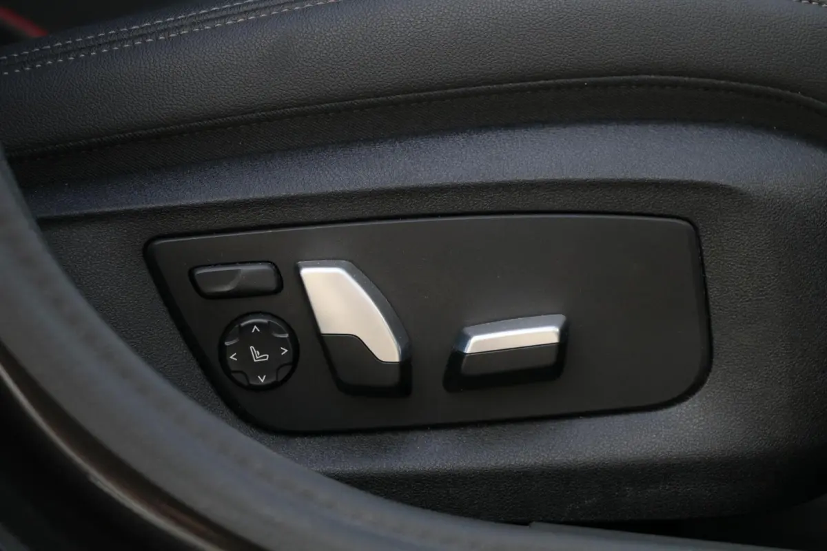 530e |M-SPORT| ShadowLine Panodak LaserLed Headup Leder LiveCockpit Trekhaak Sfeerverlicht Fabrieksgarantie 40000KM BJ2024