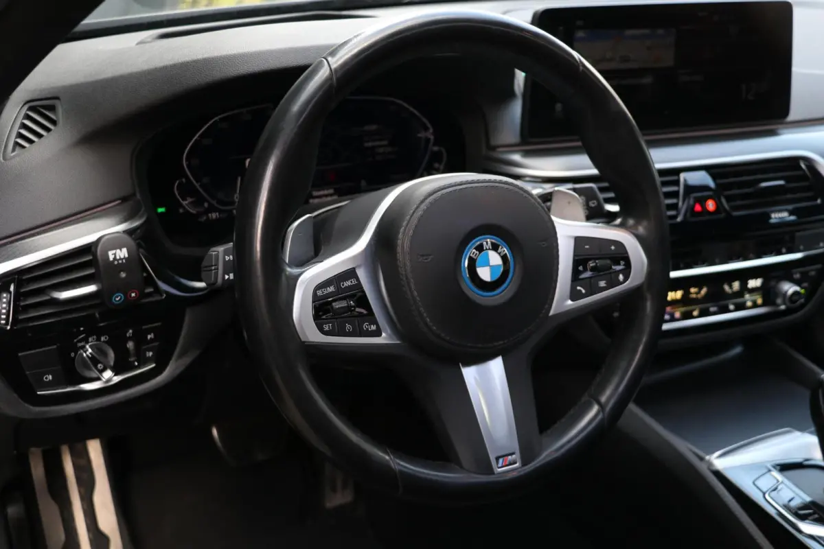 530e |M-SPORT| ShadowLine Panodak LaserLed Headup Leder LiveCockpit Trekhaak Sfeerverlicht Fabrieksgarantie 40000KM BJ2024