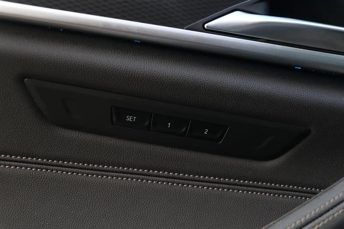 530e |M-SPORT| ShadowLine Panodak LaserLed Headup Leder LiveCockpit Trekhaak Sfeerverlicht Fabrieksgarantie 40000KM BJ2024