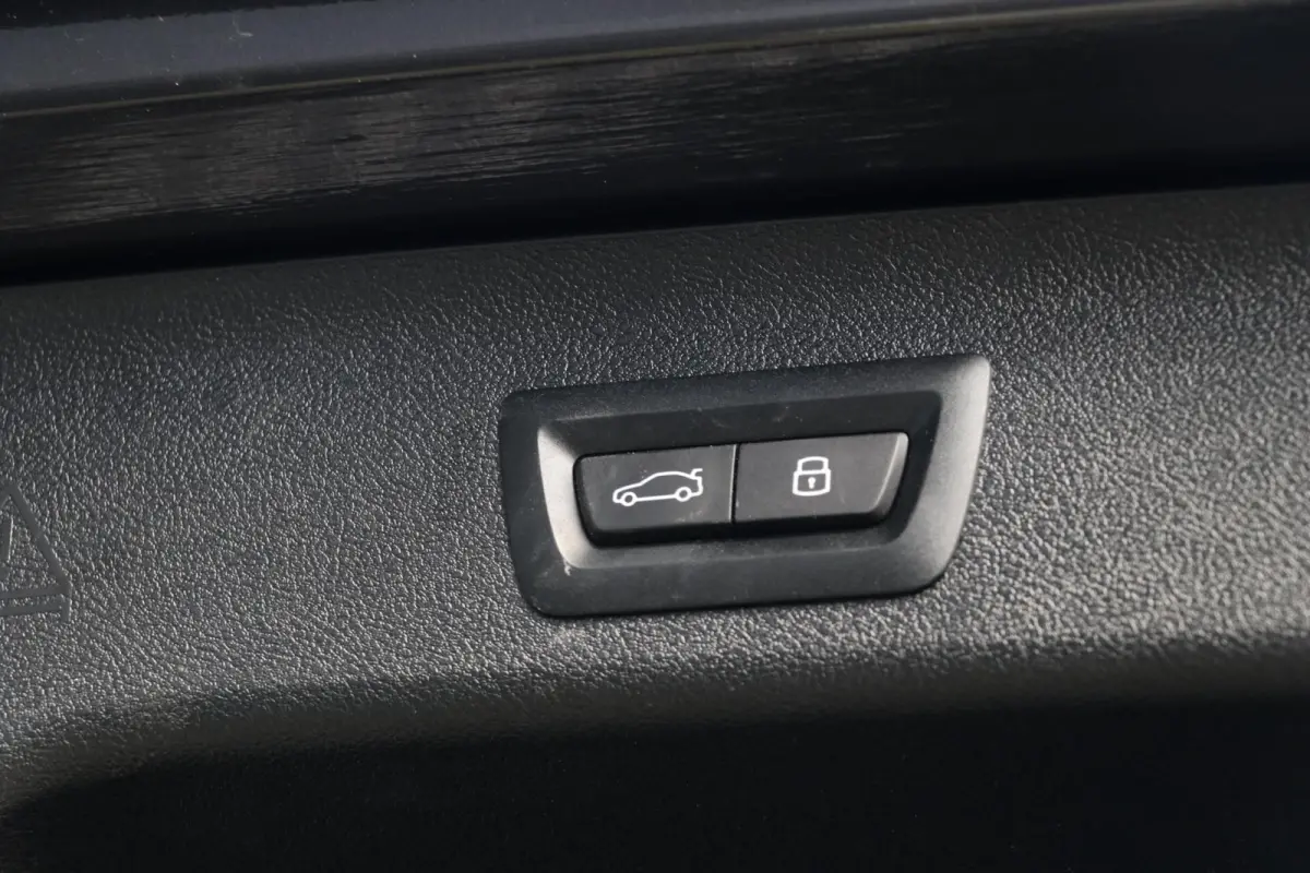 530e |M-SPORT| ShadowLine Panodak LaserLed Headup Leder LiveCockpit Trekhaak Sfeerverlicht Fabrieksgarantie 40000KM BJ2024