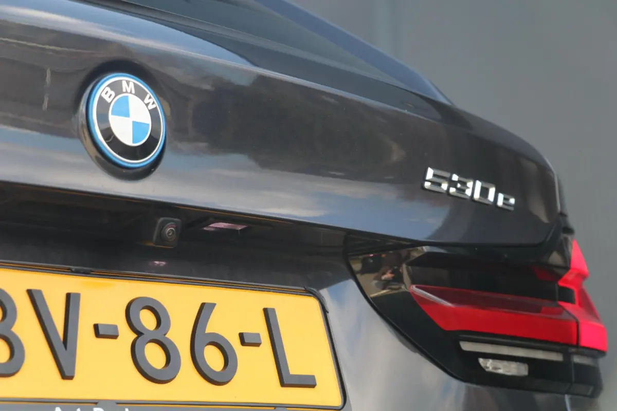530e |M-SPORT| ShadowLine Panodak LaserLed Headup Leder LiveCockpit Trekhaak Sfeerverlicht Fabrieksgarantie 40000KM BJ2024