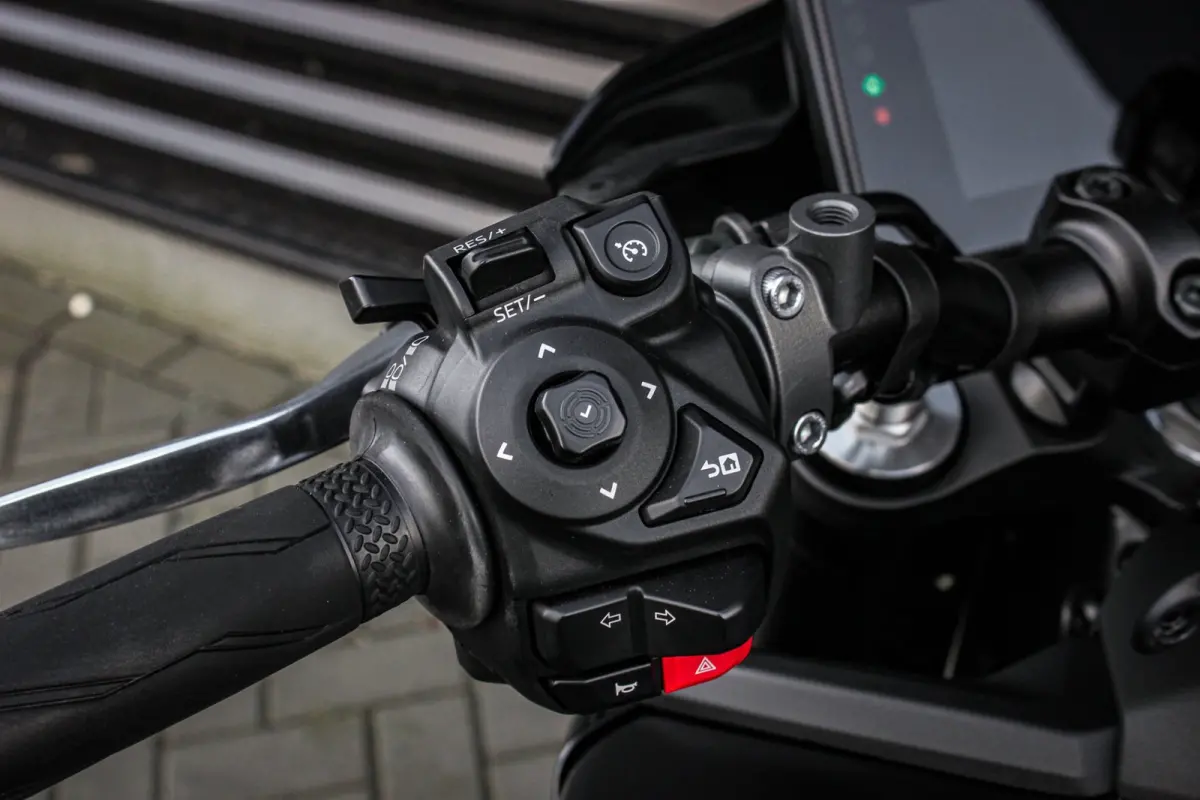 Tour 119PK 2025 DEMO-MODEL / COMPLETE DOCUMENTATIE / AKRAPOVIC EXHAUST / QUICK SHIFT / DIRECT RIJDEN/ FULL