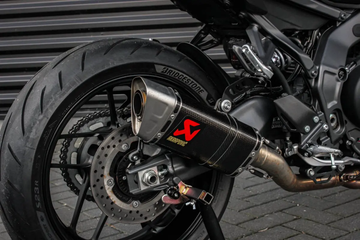 Tour 119PK 2025 DEMO-MODEL / COMPLETE DOCUMENTATIE / AKRAPOVIC EXHAUST / QUICK SHIFT / DIRECT RIJDEN/ FULL