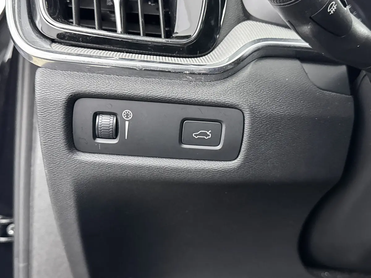 T4 A/T R-Design | 19" | Stoelverwarming | Parkeercamera | Elektr. verst. best. Stoel | Neerklapbare Achterbank | Carplay | Keyless