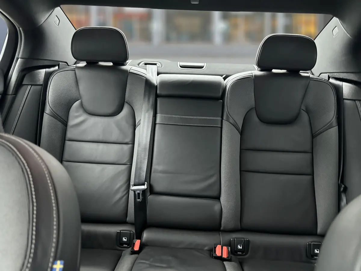 T4 A/T R-Design | 19" | Stoelverwarming | Parkeercamera | Elektr. verst. best. Stoel | Neerklapbare Achterbank | Carplay | Keyless