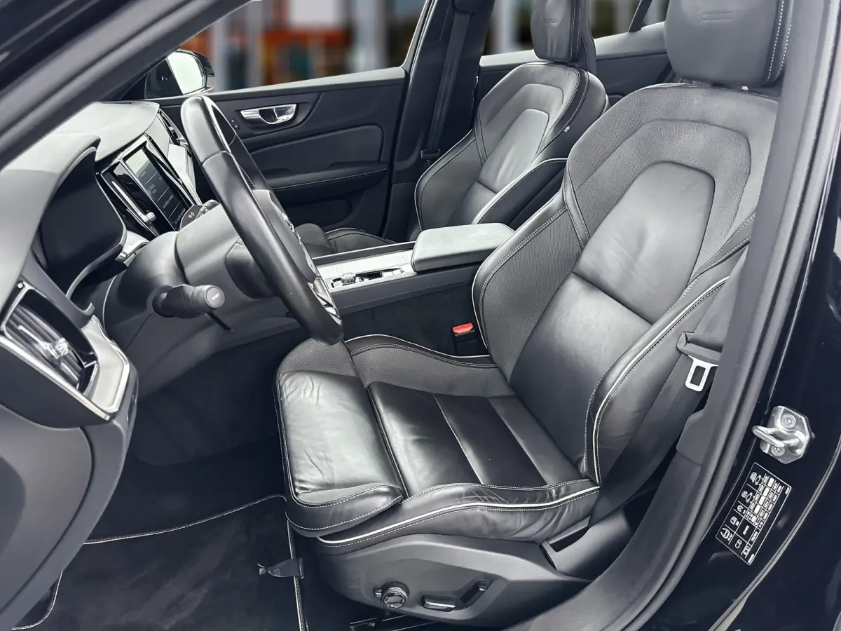 T4 A/T R-Design | 19" | Stoelverwarming | Parkeercamera | Elektr. verst. best. Stoel | Neerklapbare Achterbank | Carplay | Keyless