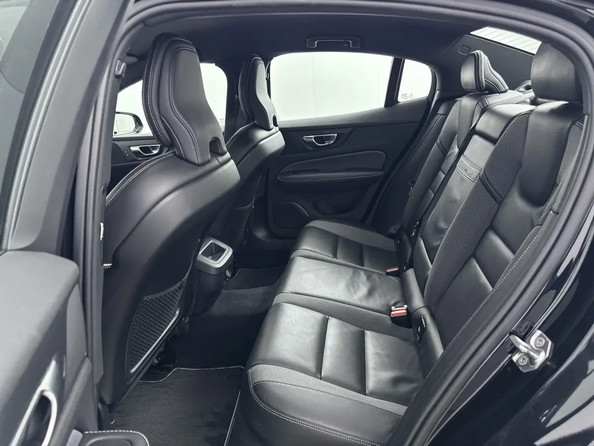 T4 A/T R-Design | 19" | Stoelverwarming | Parkeercamera | Elektr. verst. best. Stoel | Neerklapbare Achterbank | Carplay | Keyless