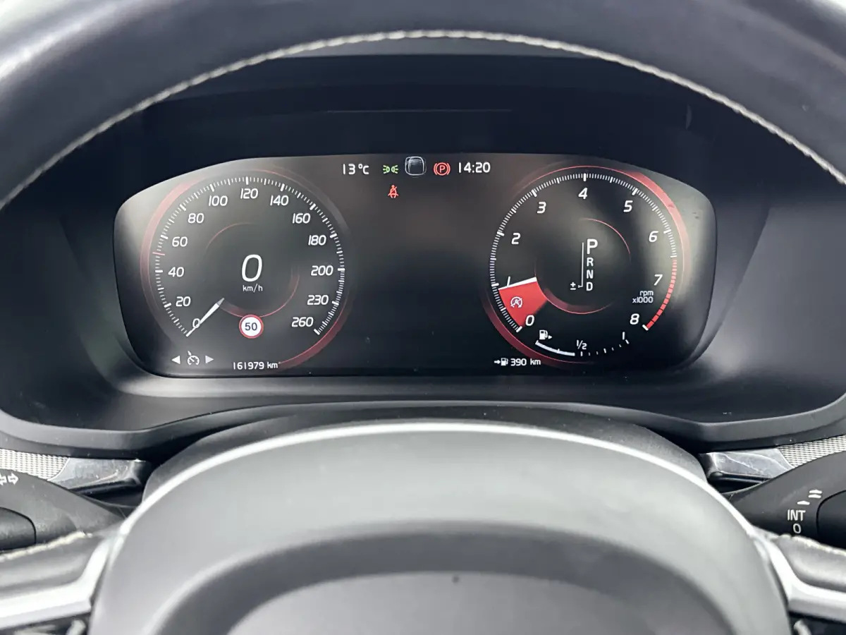 T4 A/T R-Design | 19" | Stoelverwarming | Parkeercamera | Elektr. verst. best. Stoel | Neerklapbare Achterbank | Carplay | Keyless