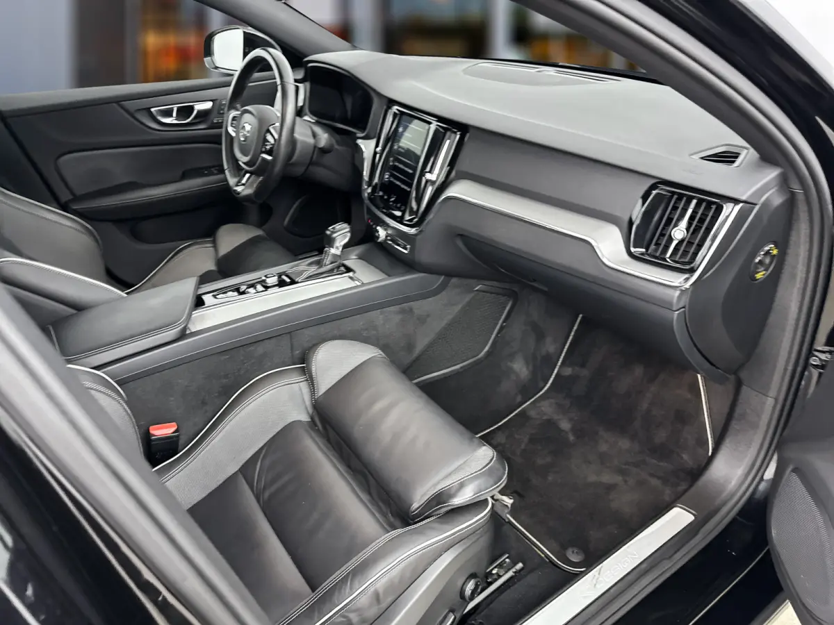 T4 A/T R-Design | 19" | Stoelverwarming | Parkeercamera | Elektr. verst. best. Stoel | Neerklapbare Achterbank | Carplay | Keyless
