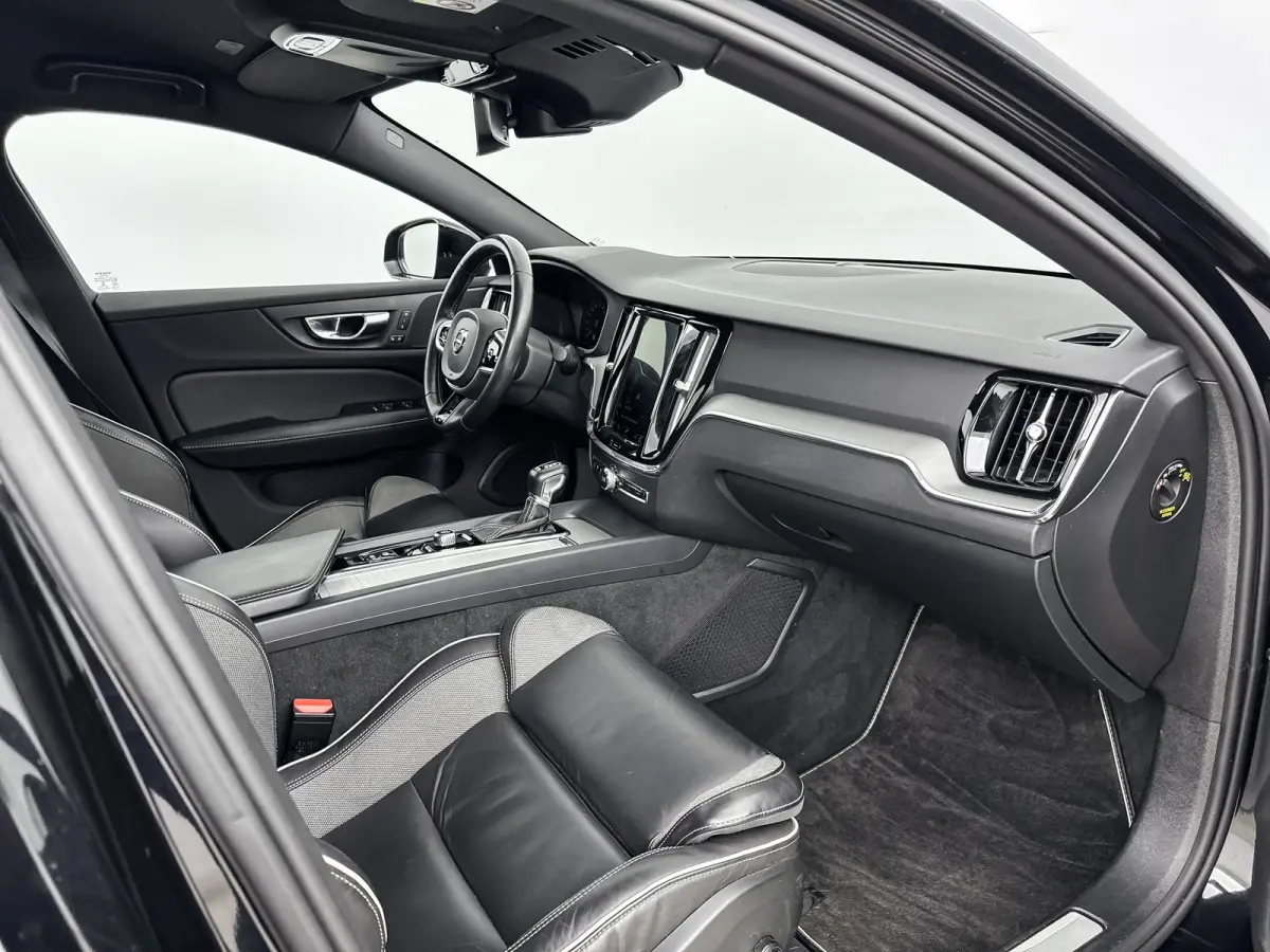 T4 A/T R-Design | 19" | Stoelverwarming | Parkeercamera | Elektr. verst. best. Stoel | Neerklapbare Achterbank | Carplay | Keyless