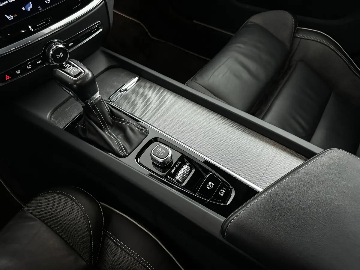 T4 A/T R-Design | 19" | Stoelverwarming | Parkeercamera | Elektr. verst. best. Stoel | Neerklapbare Achterbank | Carplay | Keyless