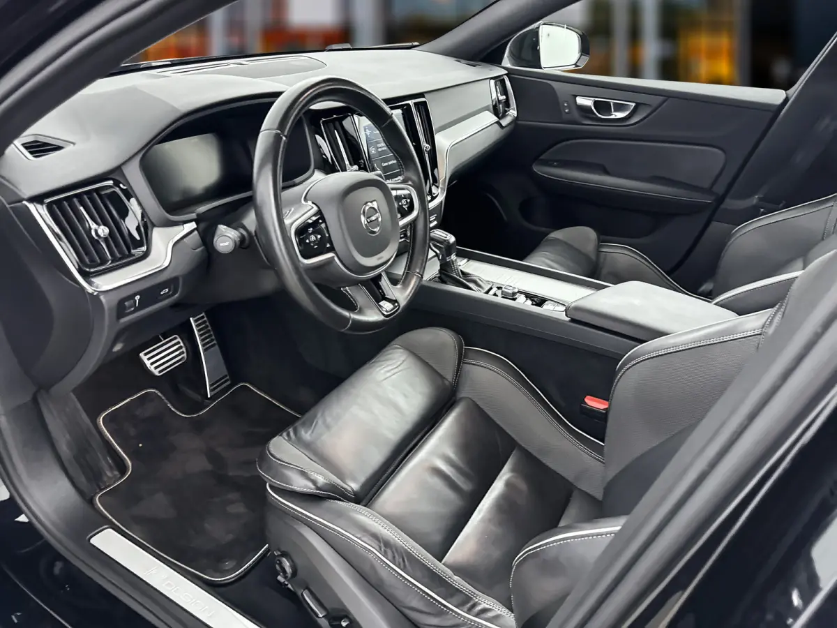 T4 A/T R-Design | 19" | Stoelverwarming | Parkeercamera | Elektr. verst. best. Stoel | Neerklapbare Achterbank | Carplay | Keyless