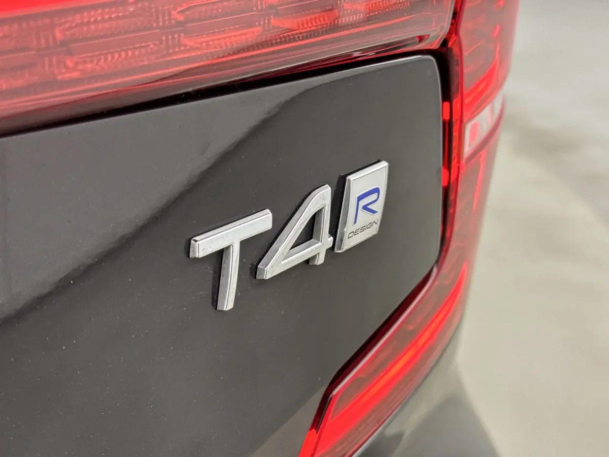 T4 A/T R-Design | 19" | Stoelverwarming | Parkeercamera | Elektr. verst. best. Stoel | Neerklapbare Achterbank | Carplay | Keyless