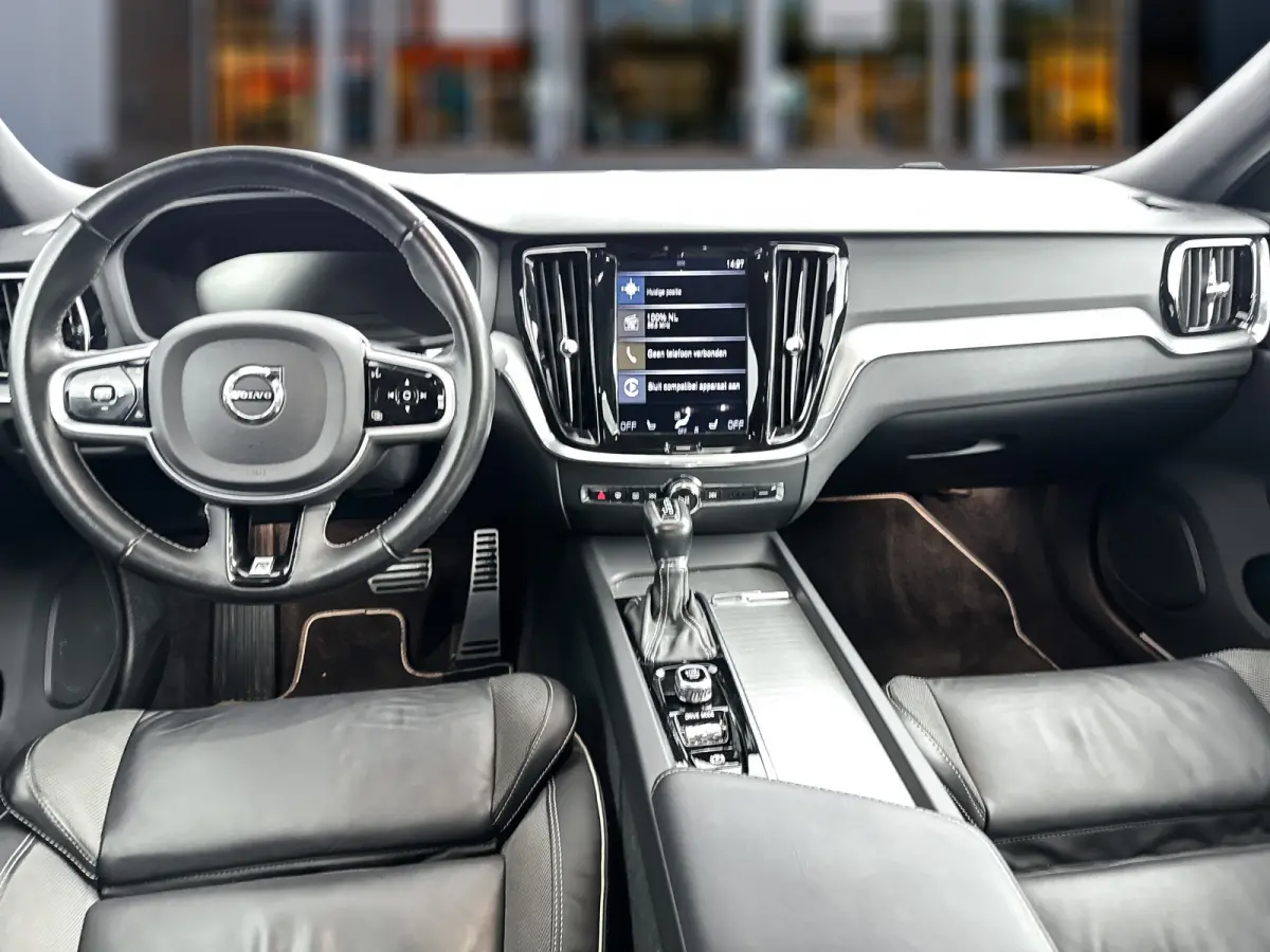 T4 A/T R-Design | 19" | Stoelverwarming | Parkeercamera | Elektr. verst. best. Stoel | Neerklapbare Achterbank | Carplay | Keyless