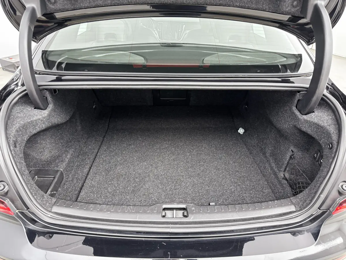 T4 A/T R-Design | 19" | Stoelverwarming | Parkeercamera | Elektr. verst. best. Stoel | Neerklapbare Achterbank | Carplay | Keyless
