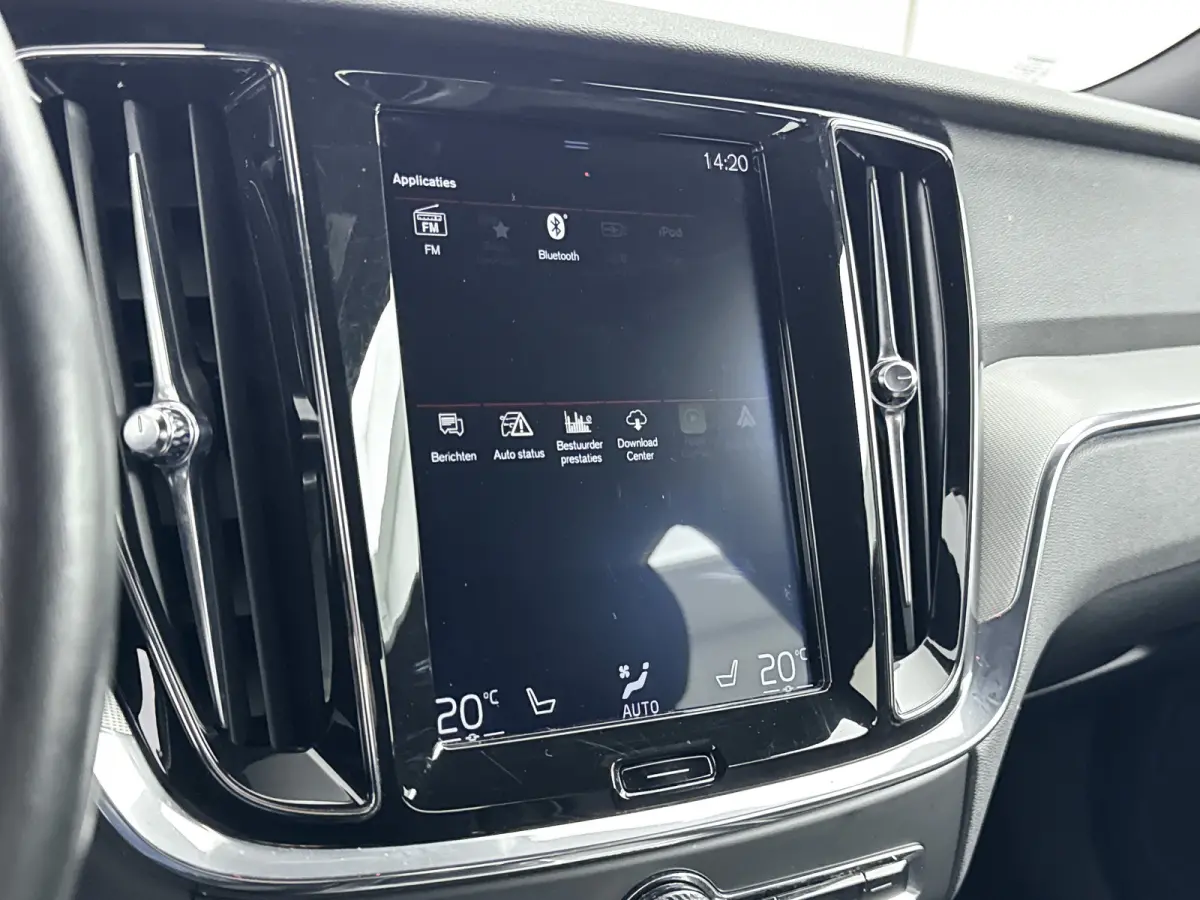 T4 A/T R-Design | 19" | Stoelverwarming | Parkeercamera | Elektr. verst. best. Stoel | Neerklapbare Achterbank | Carplay | Keyless