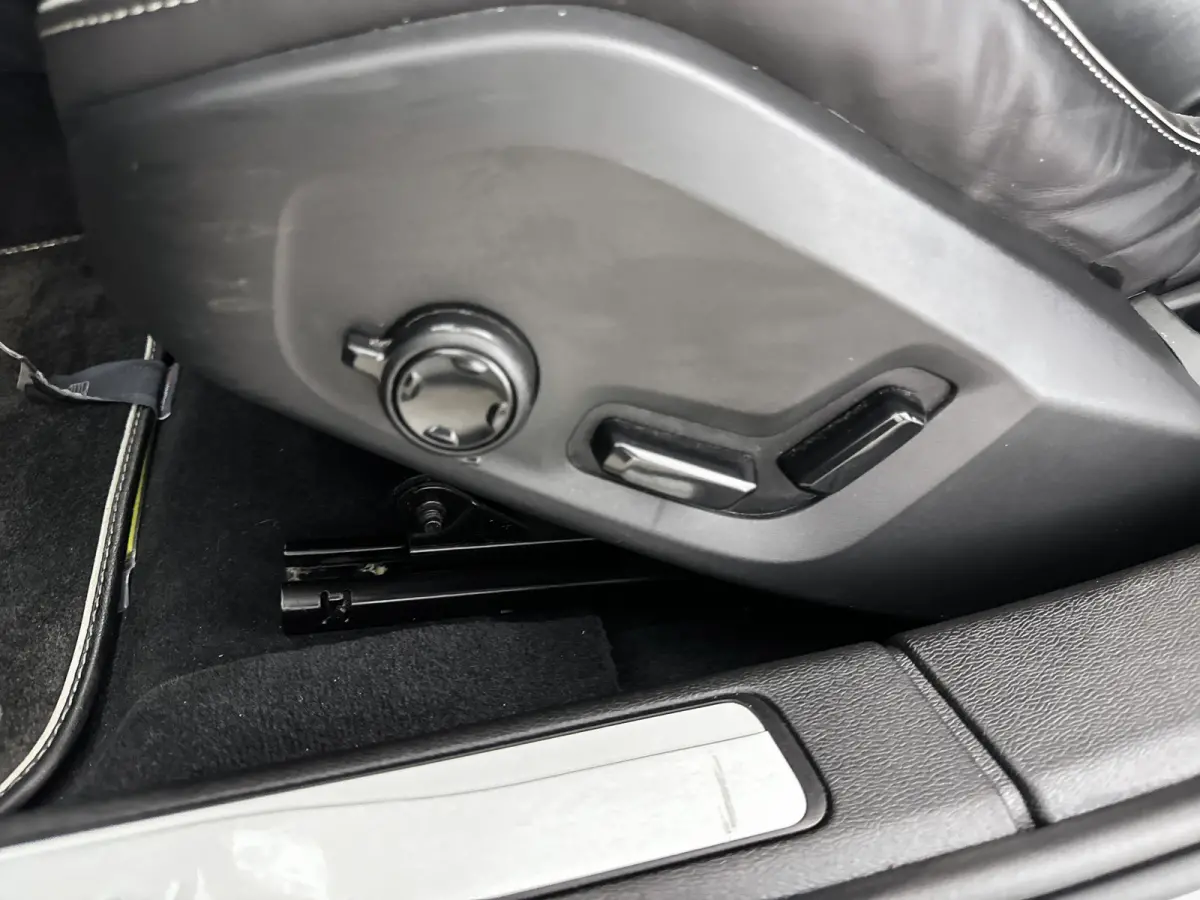 T4 A/T R-Design | 19" | Stoelverwarming | Parkeercamera | Elektr. verst. best. Stoel | Neerklapbare Achterbank | Carplay | Keyless