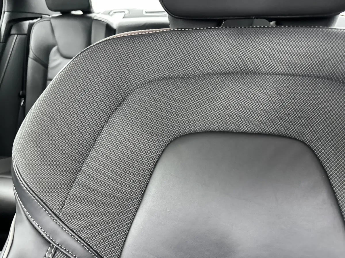 T4 A/T R-Design | 19" | Stoelverwarming | Parkeercamera | Elektr. verst. best. Stoel | Neerklapbare Achterbank | Carplay | Keyless