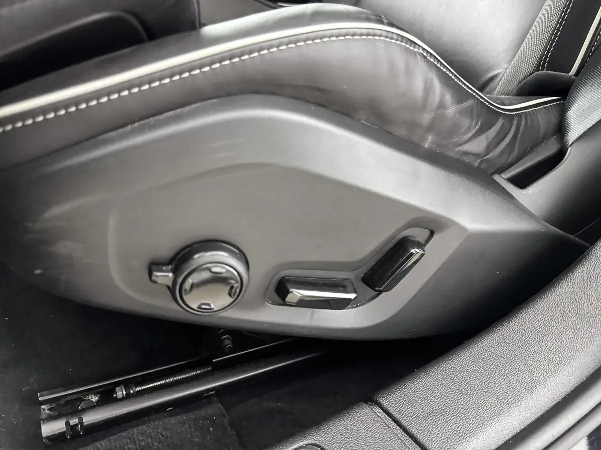 T4 A/T R-Design | 19" | Stoelverwarming | Parkeercamera | Elektr. verst. best. Stoel | Neerklapbare Achterbank | Carplay | Keyless