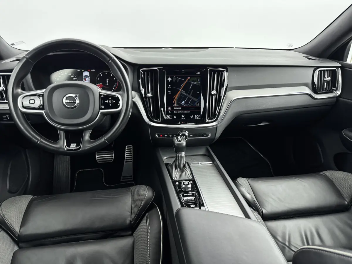 T4 A/T R-Design | 19" | Stoelverwarming | Parkeercamera | Elektr. verst. best. Stoel | Neerklapbare Achterbank | Carplay | Keyless