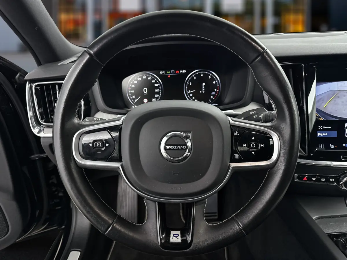T4 A/T R-Design | 19" | Stoelverwarming | Parkeercamera | Elektr. verst. best. Stoel | Neerklapbare Achterbank | Carplay | Keyless