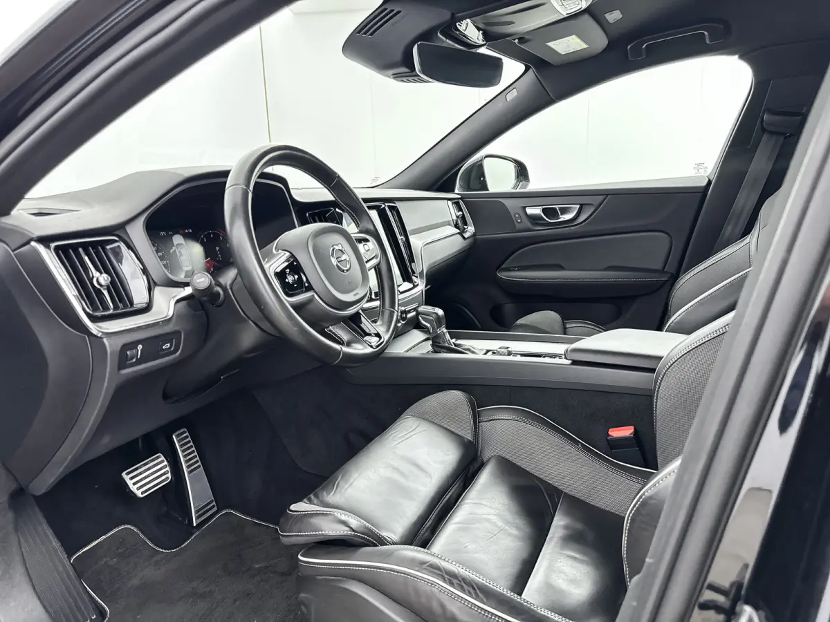 T4 A/T R-Design | 19" | Stoelverwarming | Parkeercamera | Elektr. verst. best. Stoel | Neerklapbare Achterbank | Carplay | Keyless
