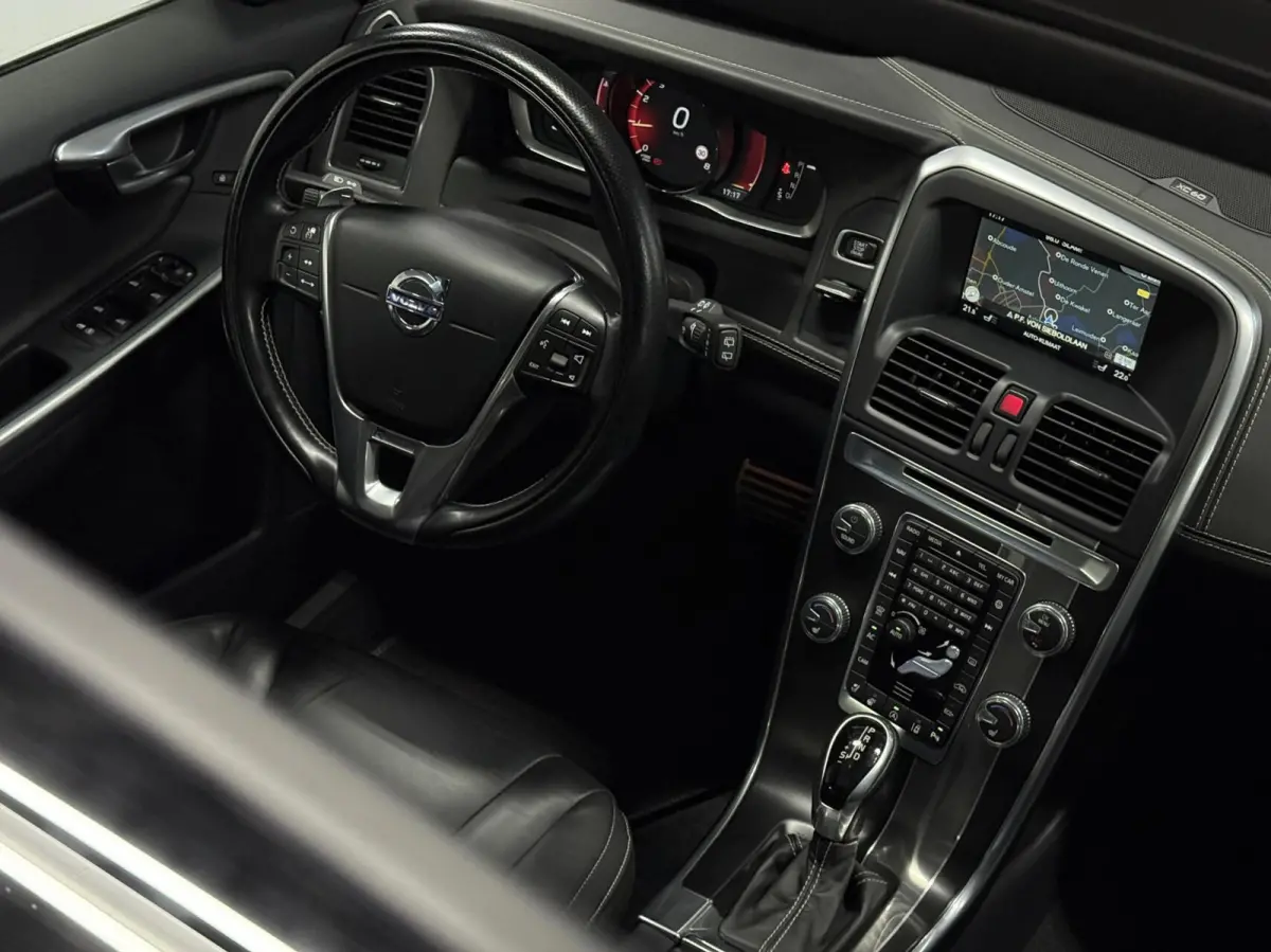 2.0 T5 FWD R-Design | NL | Pano | Memory | Maxton