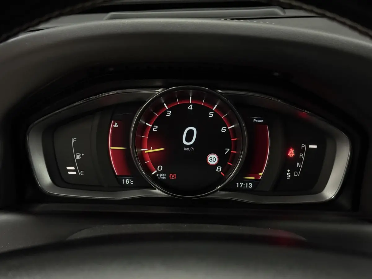 2.0 T5 FWD R-Design | NL | Pano | Memory | Maxton