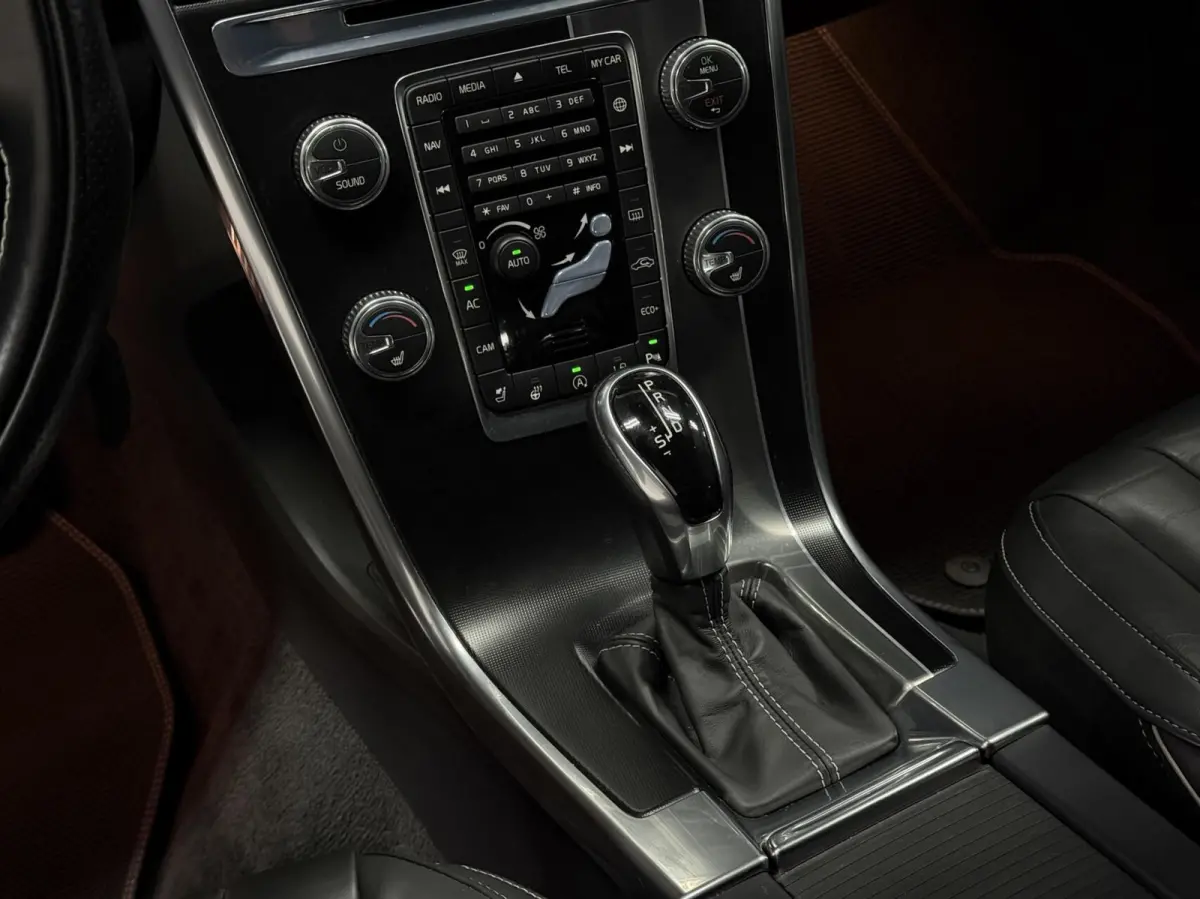 2.0 T5 FWD R-Design | NL | Pano | Memory | Maxton