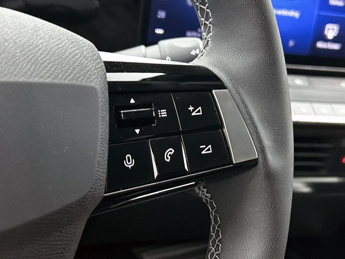 1.2 110pk Business Edition | Apple Carplay/Android Auto | Climate Control | Adaptieve Cruise Control | 16"LMV | Camera | LED | Stoel-/Stuurverwarming |