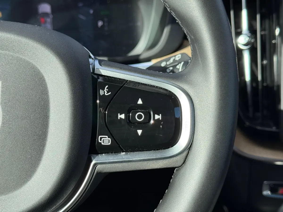 T6 Plug-in hybrid AWD Plus Dark | Panoramadak | 360 camera | Harman/Kardon | Stoel/Stuur Verwarming |