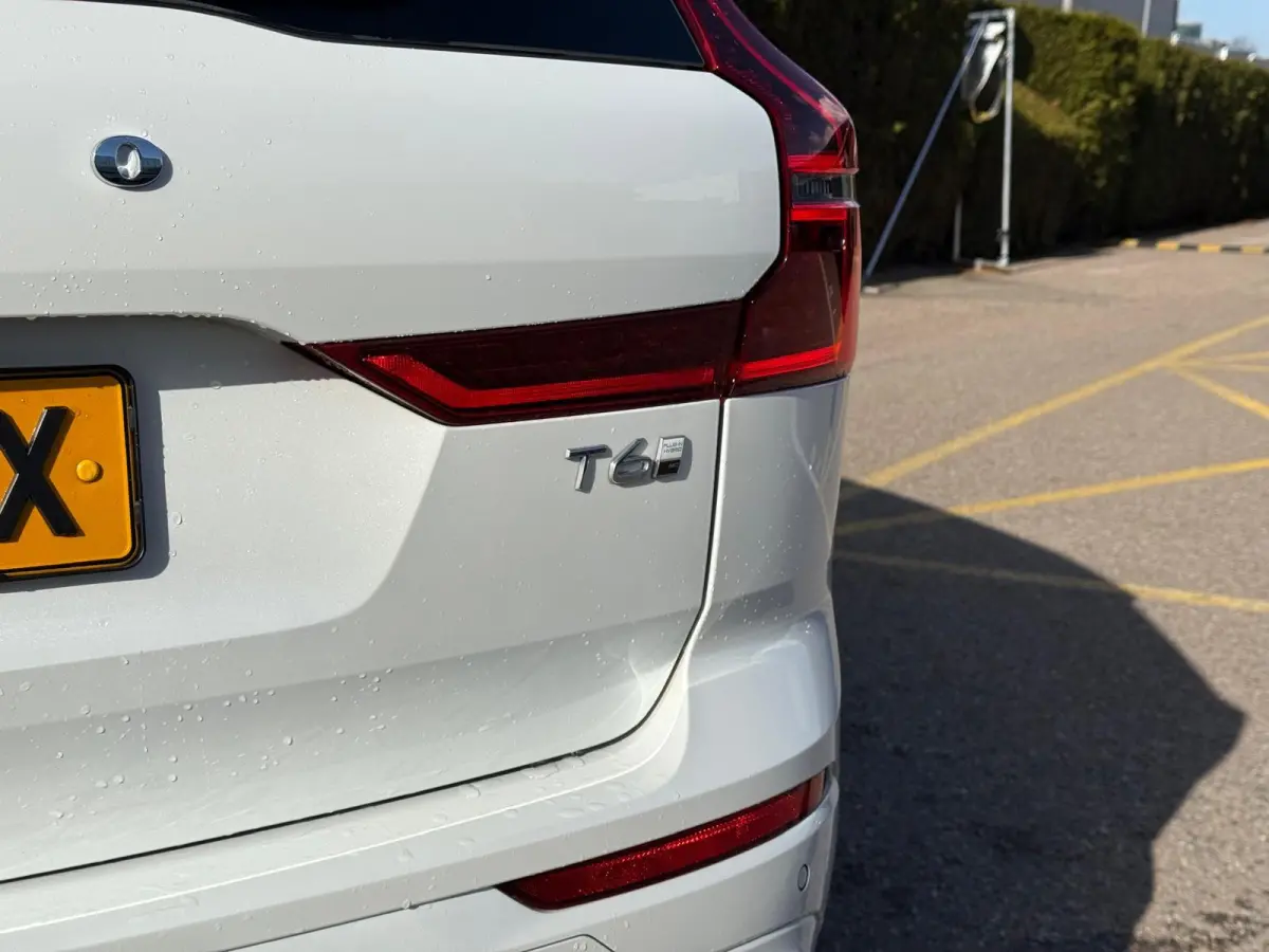 T6 Plug-in hybrid AWD Plus Dark | Panoramadak | 360 camera | Harman/Kardon | Stoel/Stuur Verwarming |