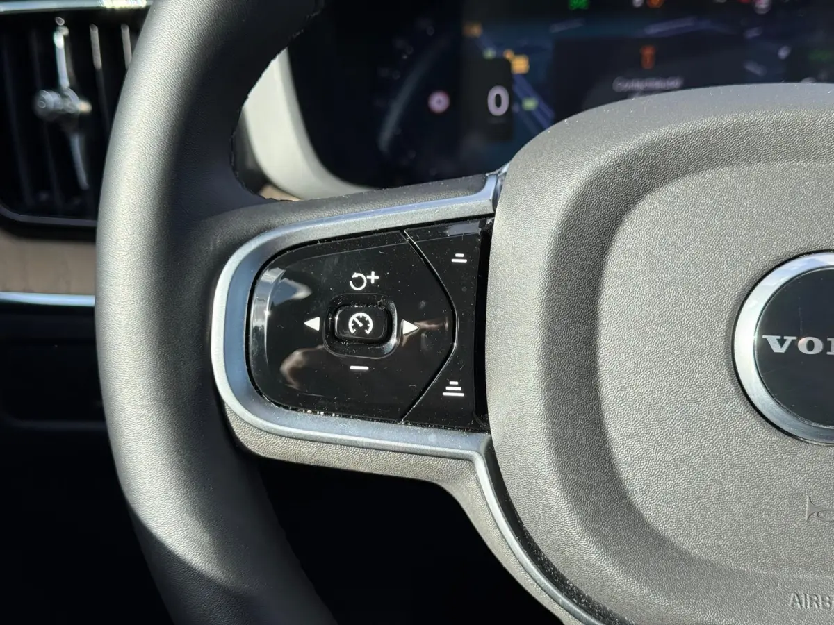 T6 Plug-in hybrid AWD Plus Dark | Panoramadak | 360 camera | Harman/Kardon | Stoel/Stuur Verwarming |