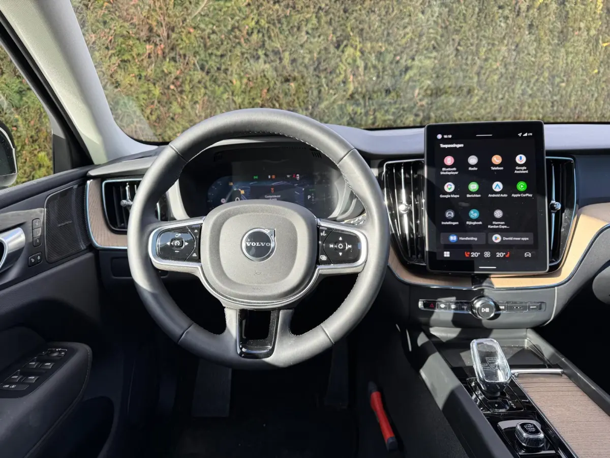 T6 Plug-in hybrid AWD Plus Dark | Panoramadak | 360 camera | Harman/Kardon | Stoel/Stuur Verwarming |