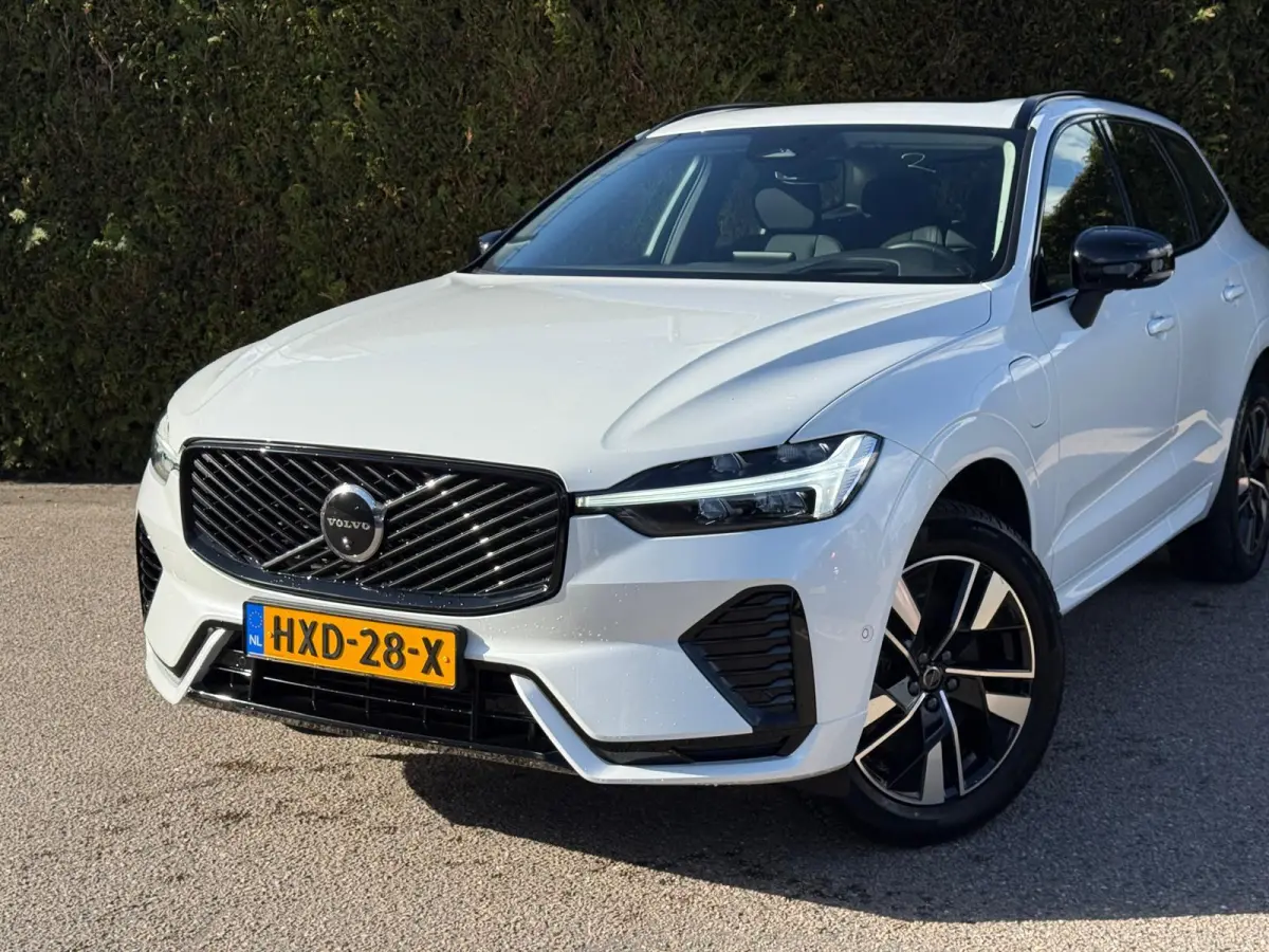 T6 Plug-in hybrid AWD Plus Dark | Panoramadak | 360 camera | Harman/Kardon | Stoel/Stuur Verwarming |