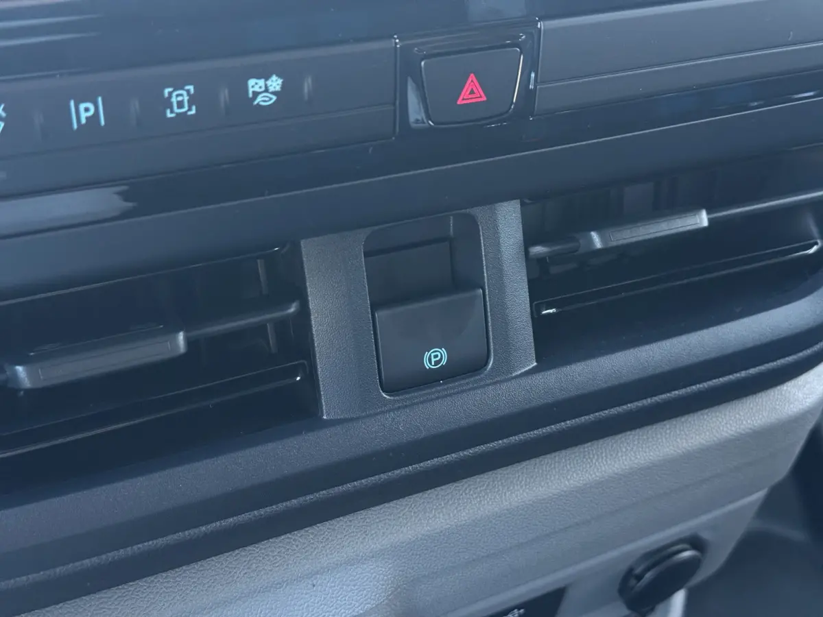 320 2.5 PHEV L2H1 Sport | Adap. Cruise Control | Winterpack | Elektr. Trekhaak | 360 Camera | | 2 AGM accu's | 2 zitplaatsen rechtsvoor | Achteruitrijcamera