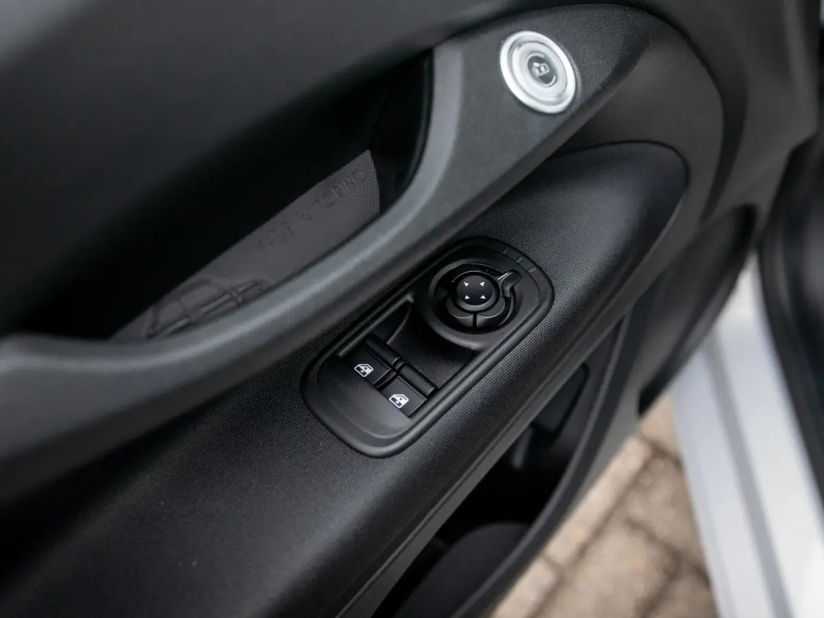 Hybrid Torino Launch Edition | Clima | Carplay | PDC | Priv Glass | Celestial Blue