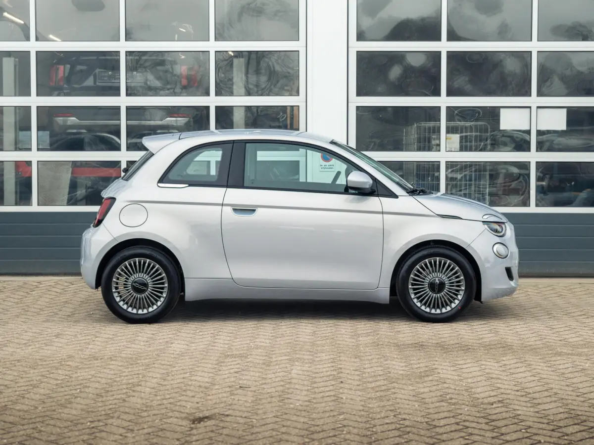 Hybrid Torino Launch Edition | Clima | Carplay | PDC | Priv Glass | Celestial Blue